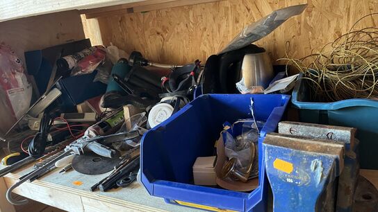 Blandet Lot Hylde med Værktøj, Skruetvinge, Bor m.m.