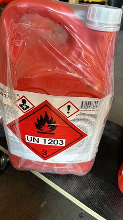 3 Dunke Akylatbenzin ca 12-15 Liter  + Benzindunk (tom) + Møbelhund