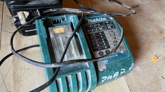  4 Batterier  + Oplader MAKITA