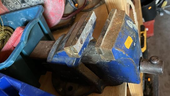 Blandet Lot Hylde med Værktøj, Skruetvinge, Bor m.m.