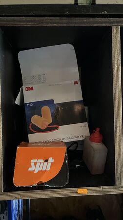 Indhold 4 Hylderum - Savklinger, Målebånd, Strips , Svejseelektroder m.m.