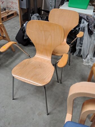 To skalstole med armlæn