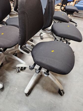 To kontorstole RH Mereo 200