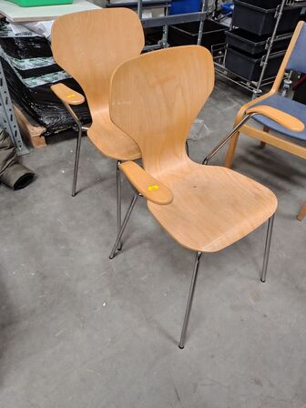 To skalstole med armlæn