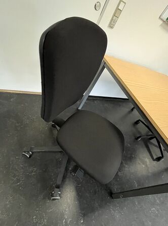 Mødebord med to kontorstole. 