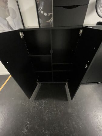 Tre kontorskabe, EFG, samt skuffemodul og bordventilator.