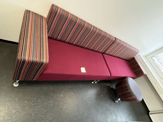 Orangebox, to dele sofa, samt en skammel.