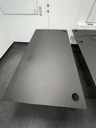 Fire hæve/sænkeborde. 