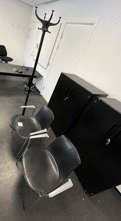 To armstole og en stumtjener