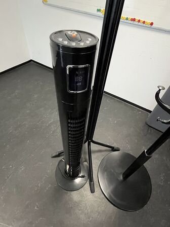 To stumtjenere og et varmetårn