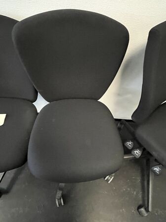 Tre kontorstole, assorterede.