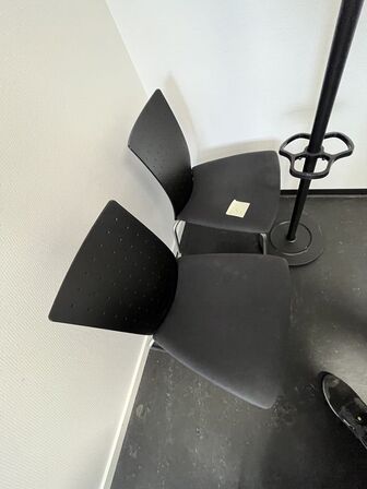 To stole samt en stumtjener