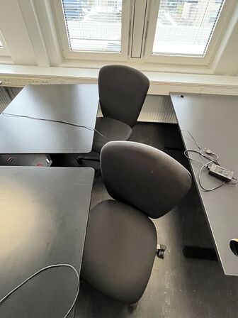 Fire hæve/sænkeborde med fire stole.