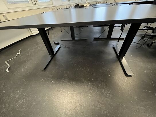 Tre hæve/sænkeborde. 