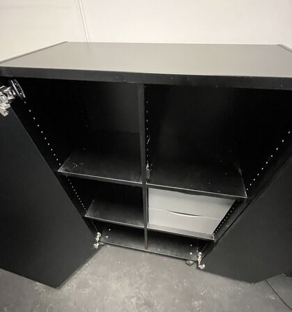 Kontorskab, hattehylde, stumtjener, stol og ventilationstårn