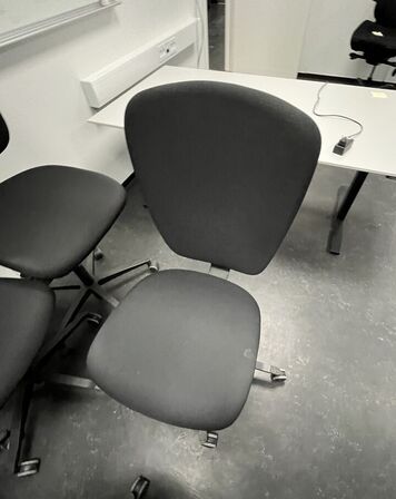 Fem kontorstole, assorteret