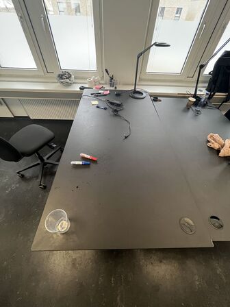 Tre hæve/sænkeborde  med tre stole. 