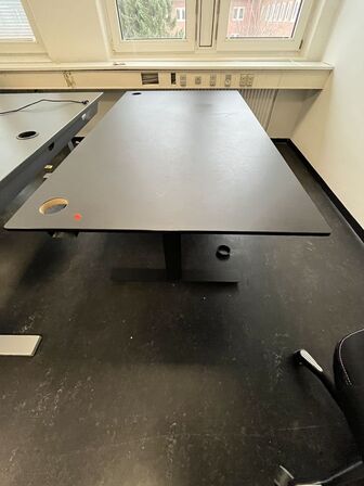 Fire hæve/sænkeborde. 