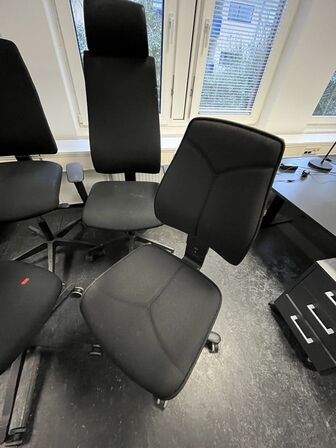 Fire kontorstole, assorterede.