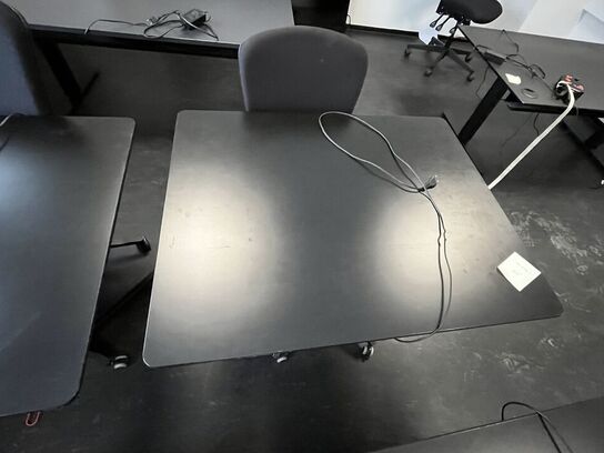 Fire hæve/sænkeborde med fire stole.