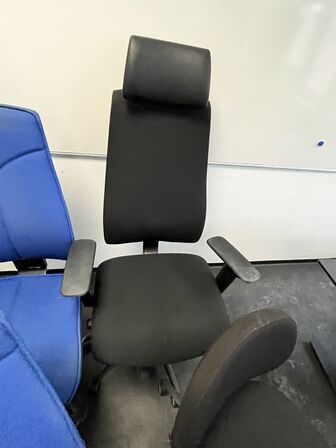 Fire kontorstole, assorterede.