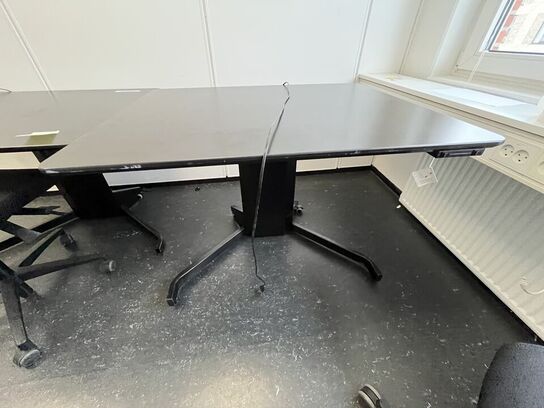 Hæve/sænkebord med stol. 