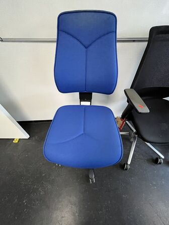 Tre kontorstole, assorterede.