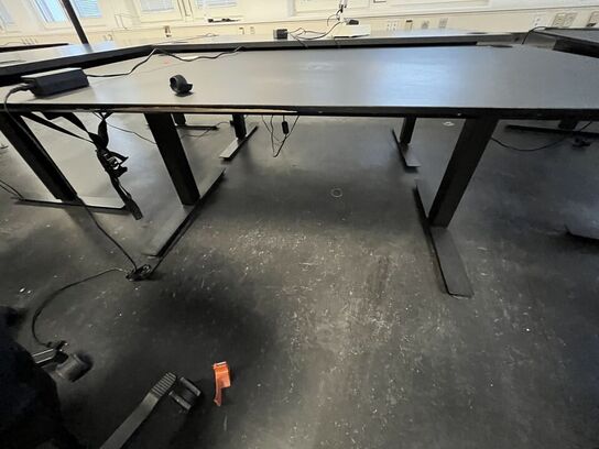 Tre hæve/sænkeborde. 