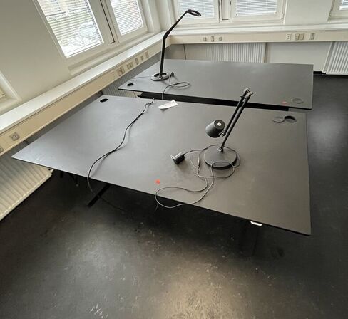 To hæve/sænkeborde og to bordlamper. 