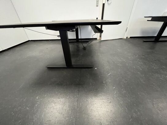 Fire hæve/sænkeborde. 