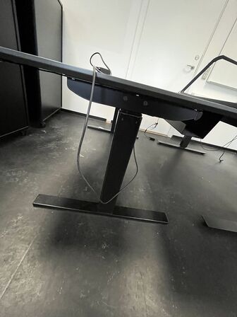 Tre hæve/sænkeborde, assorterede.