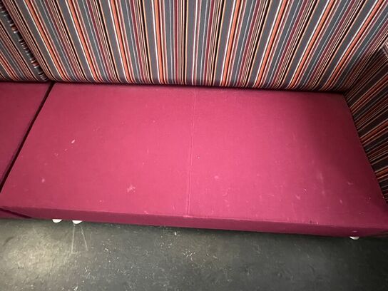 Orangebox, to dele sofa, samt en skammel.