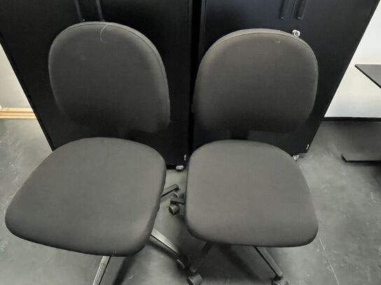 Fire kontorstole, assorterede.