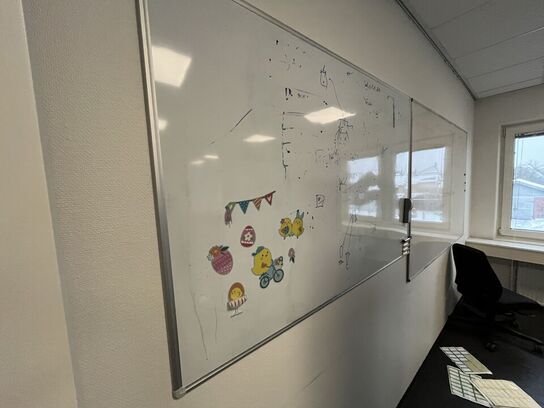 Fire whiteboards, assorteret.