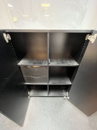 Fem assorterede kontorskabe