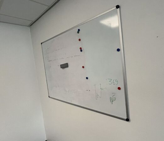 Whiteboard på stativ samt væghængt whiteboard.