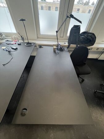 Tre hæve/sænkeborde  med tre stole. 