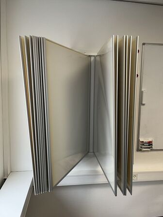 Væghængt flipboard, med 15 faner