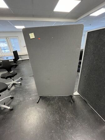 Tre støjskærme assorterede.