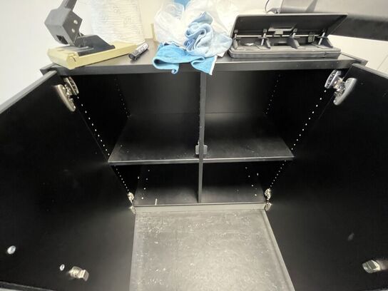 To whiteboards og et lille skab