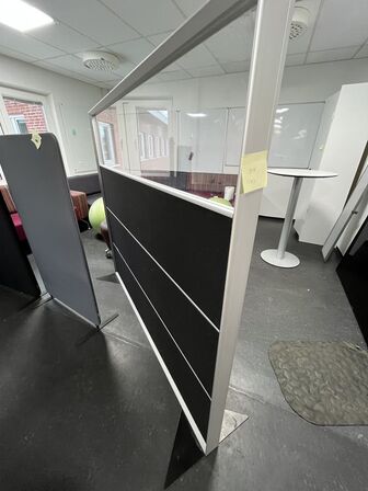 To skærmvægge. Måler ca. 180 x 160 cm.