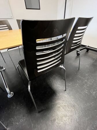 Mødebord med 8 Holmris Flexform stole