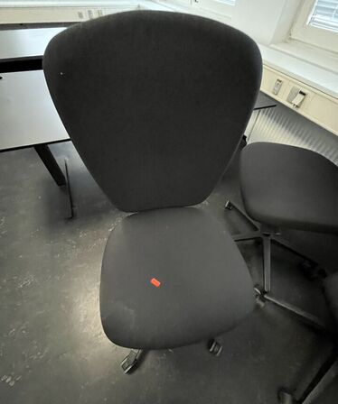 Tre kontorstole, assorterede.