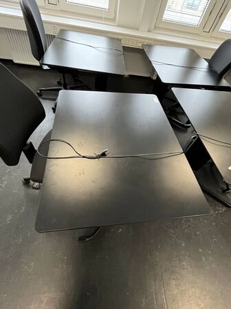 Fire hæve/sænkeborde med fire stole.