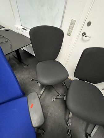 Fem kontorstole, assorteret