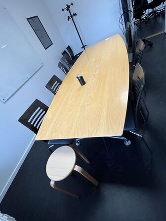 Mødebord med 8 Holmris Flexform stole