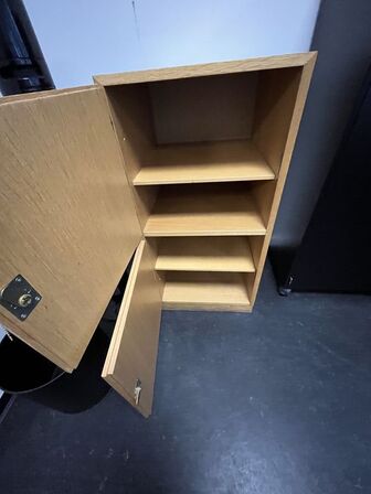 Locker med to rum, ventilatorsøjle, knagerække og papirkurv