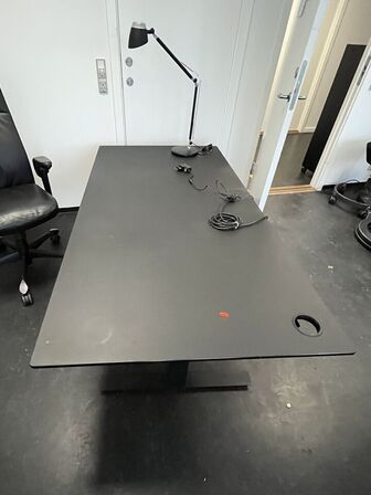 Otte hæve/sænkeborde. 