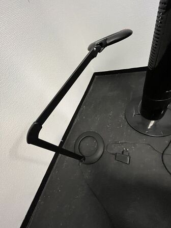 Bordlampe, hattehylde og ventilatortårn.