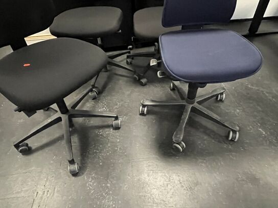 Fire kontorstole, assorterede.